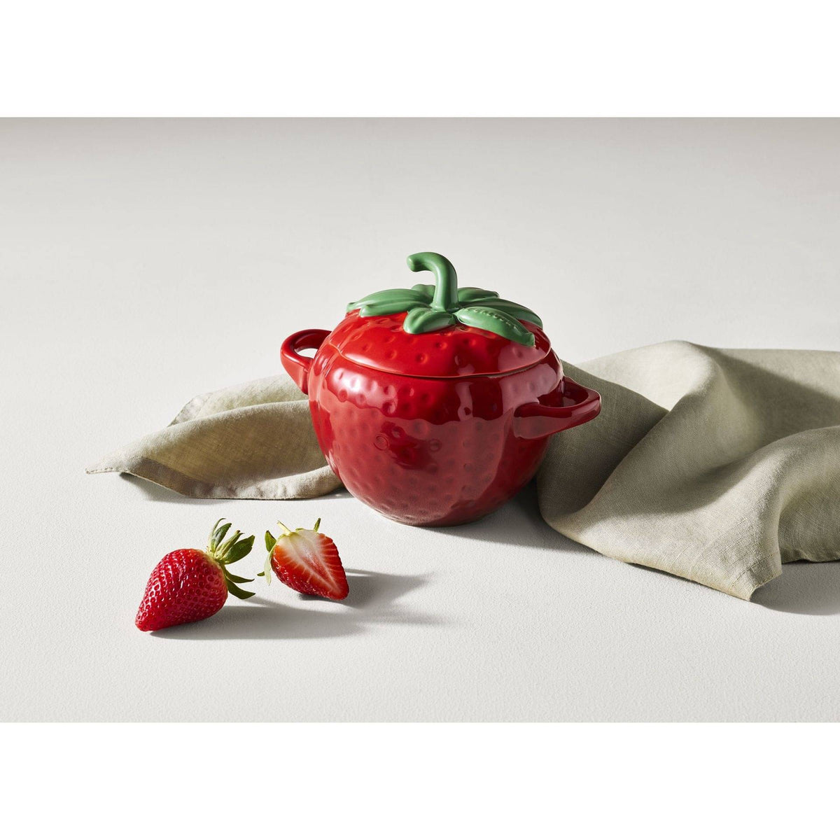 Le Creuset Strawberry Cocotte 570ml - Cerise
