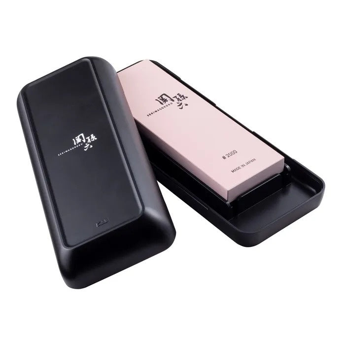 Seki Magoroku medium 2000 grit whetstone, a pink stone in a black case