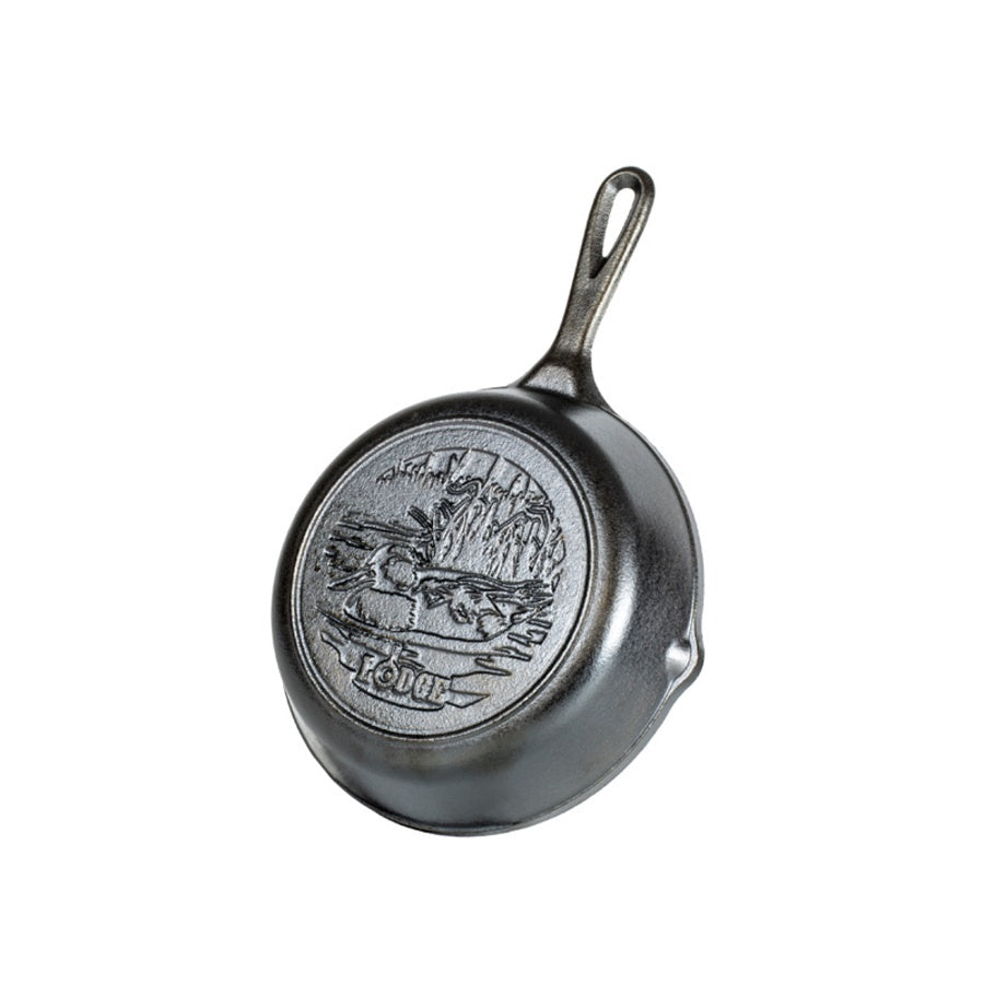 Lodge wildlife skillet, 20cm, in black cast iron with an embossed duck scene on the base