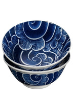 Omotenashi Sayanami gift set, two nested bowls with a blue wave pattern