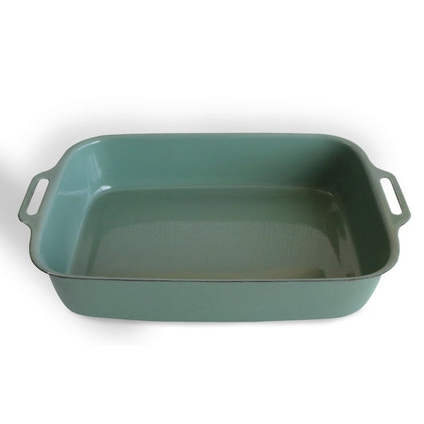 Dishy enamelware lasagne pan, 33cm, in tarragon green with a white interior and side handles