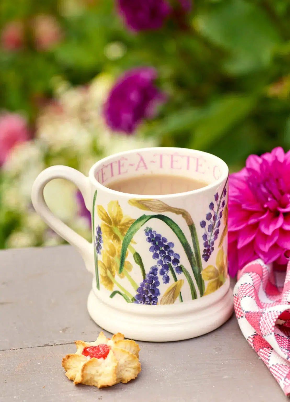 Emma Bridgewater Flowers - Tete-A-Tete & Grape Hyacinth 1/2 Pint Mug