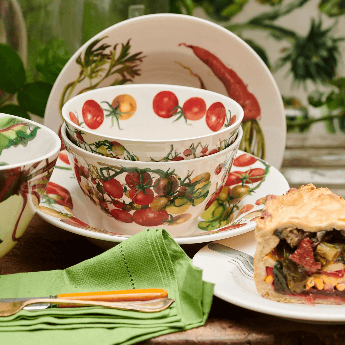 Emma Bridgewater Medium Old Bowl - Vegetable Garden Tomato